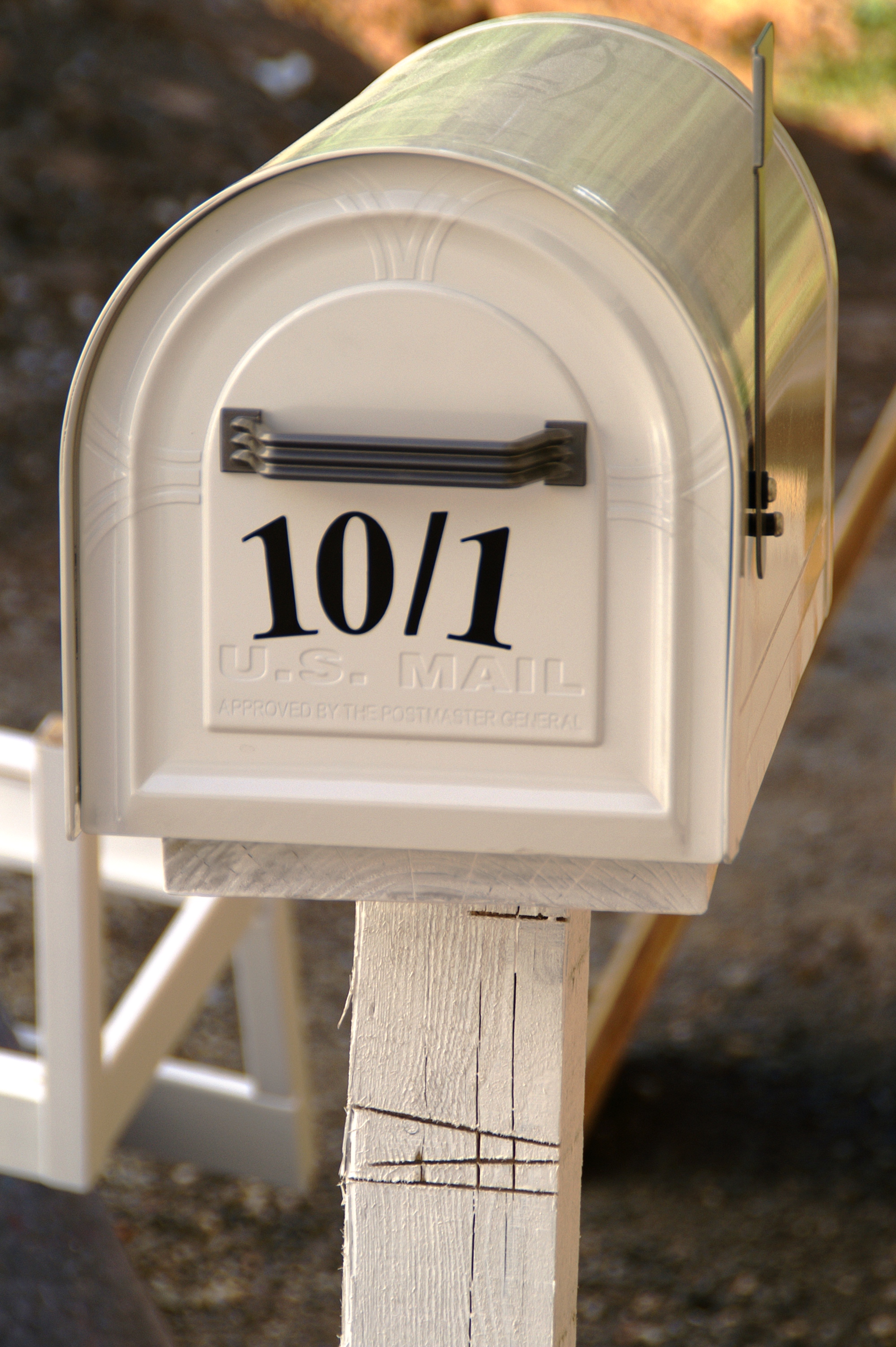 Amerikanische (abschließbare) Postbox - mit *Marterpfahl - natürlich in weiß gestrichenes Provisorium. 