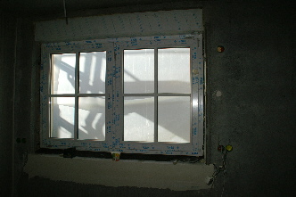 Fenster über Küchenvorbereitung der kleinen Wohnung im UG. Der elektrische Rolladen sitzt und funktioniert!