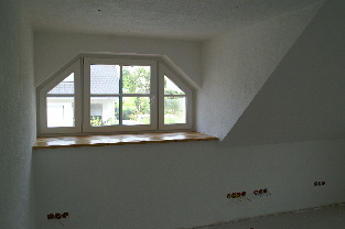 Gaubenfenster - mit wunderschöner Holzbank.
